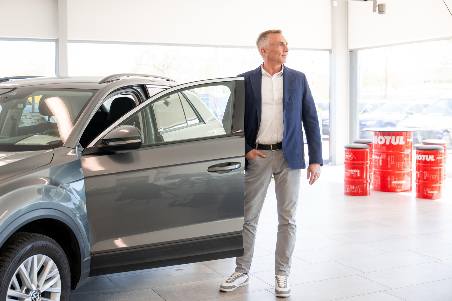 Geschäftsführer im Autohaus-Showroom