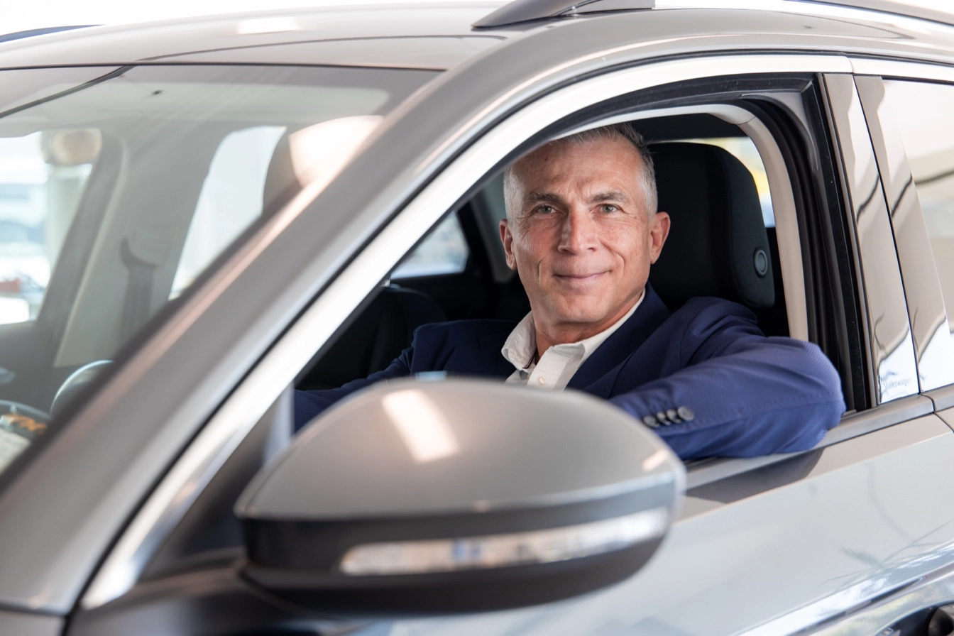 Markus Müller am Steuer eines Fahrzeugs