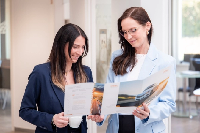 Zwei Kolleginnen besprechen eine intec-Broschüre